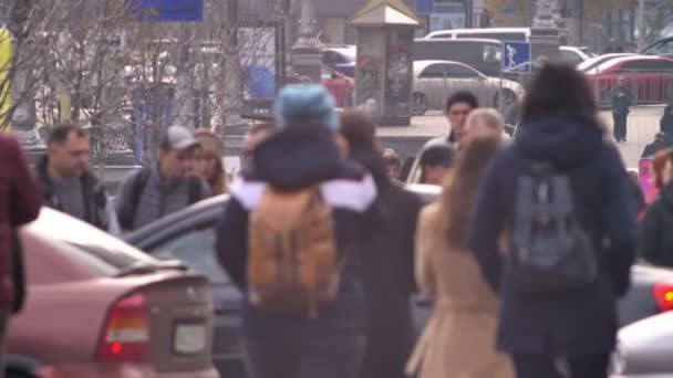 Wazig close-up shot van voetgangers in de buurt van metro haasten en lopen op weg van de stad. — Stockvideo