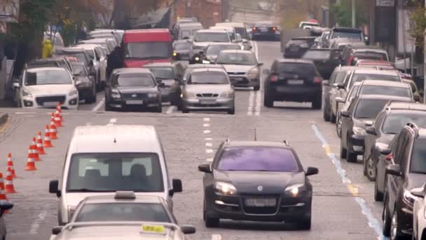 Frontalzusammenstoß von Fahrzeugen, die langsam im Stau auf Stadtstraße fahren. — Stockvideo