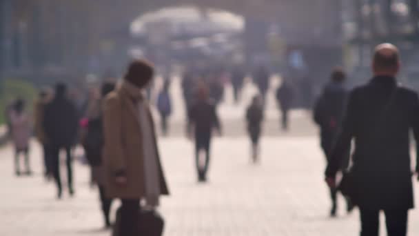 Street shot van voetgangers haasten en lopen op weg op dag stad achtergrond wazig. — Stockvideo