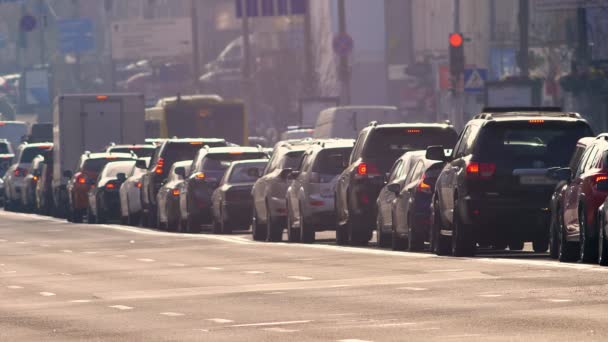 Colpo di strada offuscata di auto in piedi in ingorgo e lentamente in movimento su sfondo della città . — Video Stock