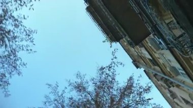 Atış--dan dip kentsel binalar ve ağaçlar mavi gökyüzü arka plan üzerinde etrafında çember.
