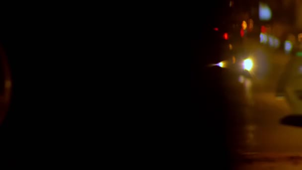 ゆっくりと夜の多色市道歩行者の歩行のぼやけショット ライト背景. — ストック動画
