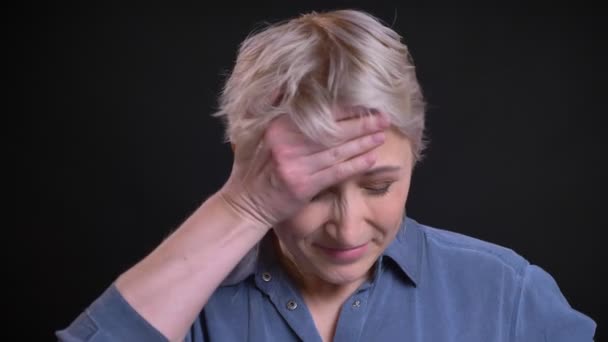 피곤 하 고 짜증이 백인 여성 느낌 아픈 두통을 지 고 문 지르고 그녀의 목의 근접 촬영 초상화 — 비디오