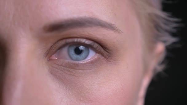 Retrato de primer plano de un hermoso ojo femenino caucásico mirando directamente a la cámara — Vídeos de Stock