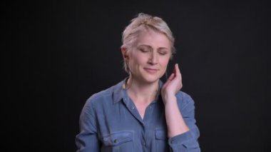 Gülümseyen ve müzik vibes çekici beyaz kadın portresi portre