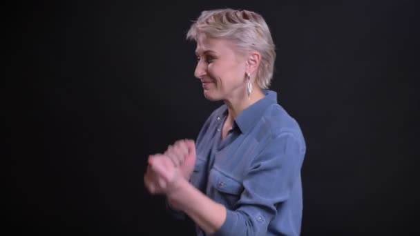 쾌활 한 백인 여성 춤 웃 고 블랙에 고립 된 배경으로 축 하의 근접 촬영 초상화 — 비디오