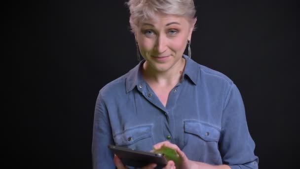 特写镜头肖像的吸引力高加索女性使用平板电脑和显示绿色屏幕相机微笑 — 图库视频影像