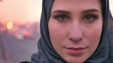 Güvenle kameraya ile kentsel şehir arkasında seyir hijab yüz genç çekici Müslüman kadın portresi portre