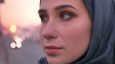 Kamera ve iki tarafta ile kentsel şehir arkasında seyir hijab yüz genç çekici Müslüman kadın portresi portre