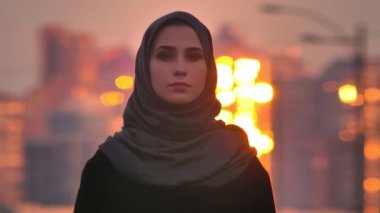 Düz kamera wuith akşam kentsel city adlı arkasında günbatımı sırasında seyir hijab Müslüman kadın çekici genç closeup portresi