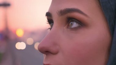 Portre yan görünüm portre ile kentsel şehir arka plan üzerinde gözle genç çekici Müslüman kadın gri göz