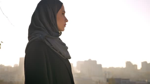 Hijab 카메라 보고 한 도시 도시에 그녀의 광경에에서 젊은 매력적인 여자의 근접 촬영 초상화 — 비디오