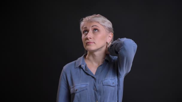 Retrato de close-up de mulher caucasiana pensativa esfregando o pescoço sendo confuso ou assustado — Vídeo de Stock