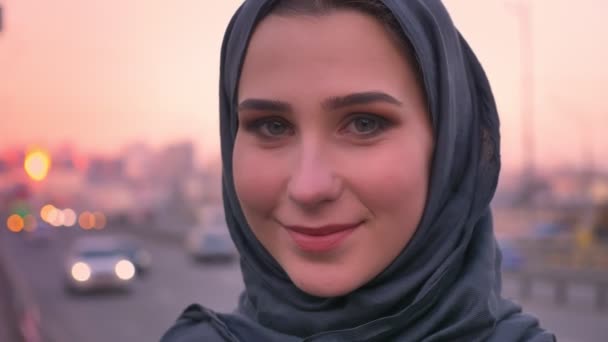 Nahaufnahme Porträt einer jungen, charmanten Musselin-Frau im Hijab, die glücklich lächelt und direkt in die Kamera blickt — Stockvideo