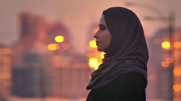 빛나는 도시에서 Hijab에 매력적인 회교도 여자의 초상화 — 비디오