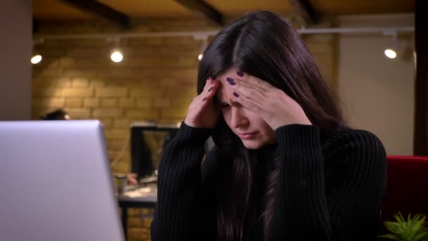 Primo piano ritratto di adulti che lavorano troppo donna d'affari caucasica digitando sul computer portatile e ottenere un mal di testa — Video Stock
