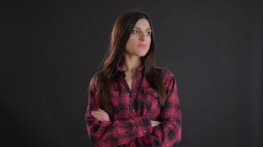 Cidden içine kamera siyah arka plan üzerine izlerken kollu beyaz uzun saçlı esmer kız portresi geçti.