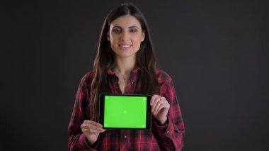 Genç beyaz uzun saçlı kız gülümseyerek horizintal tablet yeşil ekran siyah arka plan üzerinde gösterilen portresi