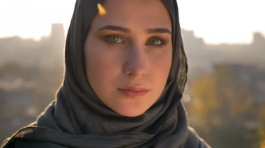 Closeup hijab kameraya parlayan güneş ile düz kamera ve iki tarafta arıyor çekici genç bayan portresi
