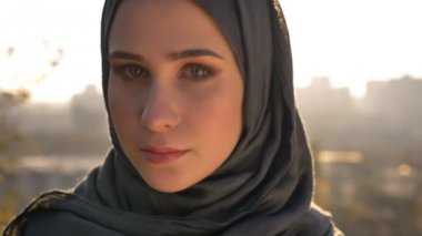 Güvenle doğrudan kameraya bakarak hijab genç çekici kadın portresi portre