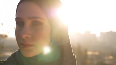 Soldan kafa dönme ve güvenle kameraya bakarak hijab genç çekici kadın portresi portre