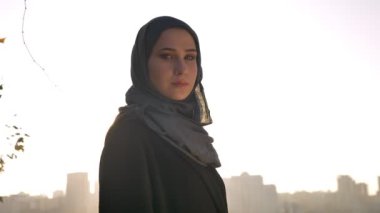Dört gözle ve kameraya dönüm hijab genç çekici kadın portresi portre