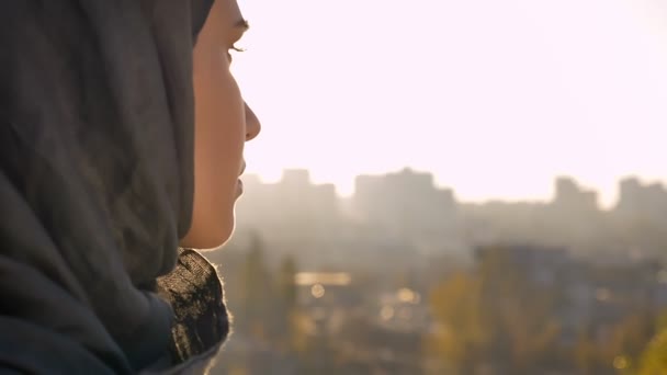 Крупним Планом Вид Молоду Жінку Хіджабі Нетерпінням Чекаючи Місто Трафік — стокове відео