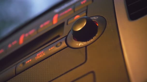 Primer plano de la grabadora de radio del coche con botones de aligeramiento . — Vídeos de Stock