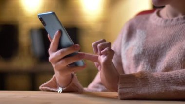 Yakın çekim portre profil smartphone holding ve parmak office zemin üzerine yazmaya kadın el.