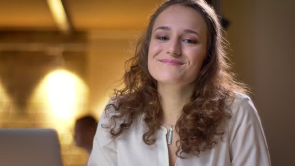 Крупный План Портрета Молодой Кудрявой Женщины Спокойно Улыбающейся Камеру Офисе — стоковое видео
