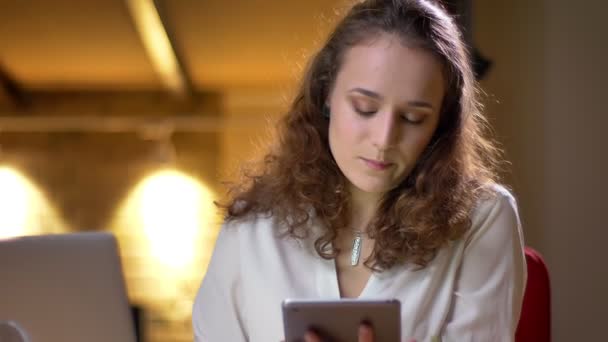 Retrato Cerca Joven Mujer Negocios Pelo Rizado Mirando Tableta Mostrando — Vídeos de Stock