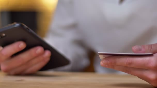 Image en gros plan de femmes effectuant des transactions bancaires au moyen d'une carte de crédit et d'un smartphone . — Video