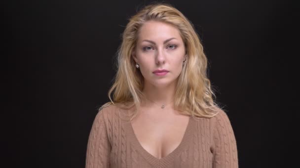 Portrait Magnifique Femme Caucasienne Aux Cheveux Longs Regardant Calmement Dans — Video