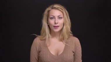 Neşeli beyaz uzun saçlı kadın mutlu bir sürpriz kamera içine siyah arka plan üzerinde gösterilen portresi