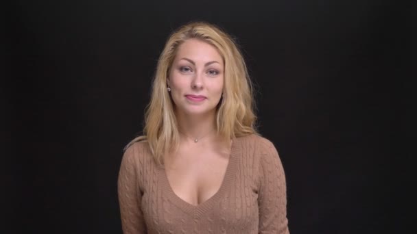 Portrét šťastný kavkazské dlouhé vlasy-ženy radostně díval do kamery na černém pozadí. — Stock video