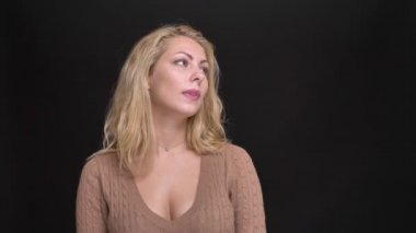 Siyah arka plan üzerinde duran tahriş beyaz uzun saçlı kadın portresi.