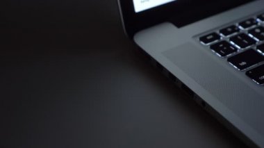 Yakın çekim shot erkek el Siyah tablo arka plan üstünde laptop usb kablosu ekleme.