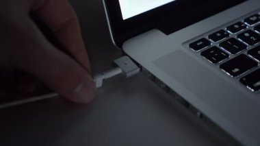 Erkek el hızla tel laptop ve o ekleme yakın çekim çekim renkli siyah tablo arka plan üzerinde yanar.