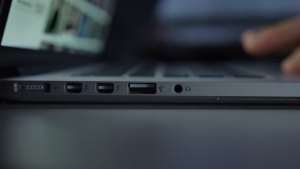 Közvetlen közeli lövés kézi fastly laptop a háttér fekete tábla fehér usb kábel behelyezése. — Stock videók