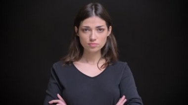 Genç beyaz uzun saçlı esmer kız hızla içine kamera siyah arka plan üzerine poz portresi.