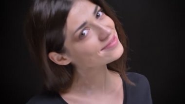 Kameraya poz ve siyah arka plan üzerine dönen Genç beyaz uzun saçlı esmer kız portresi