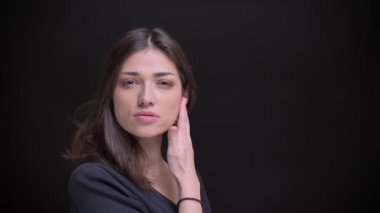 Flirtingly sabitleme saçları siyah arka plan üzerine beyaz uzun saçlı esmer kız portresi.