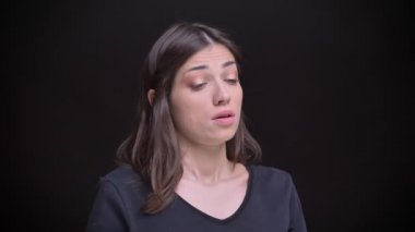 Cidden içine kamera siyah arka plan üzerine izlerken rahatsız Genç beyaz uzun saçlı esmer kız portresi.