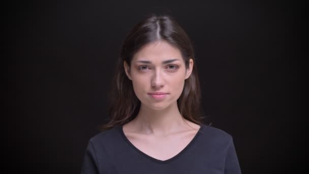 Portrét rád kavkazské dlouhé vlasy brunetka směřují prsty znamení Ukázat jako a respektovat na černém pozadí. — Stock video