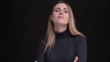 Genç beyaz uzun saçlı sarışın kız kamera siyah arka plan üzerine içine gülümseyerek portresi.