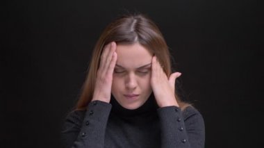 Portre Genç beyaz uzun saçlı sarışın kızın acı baş ağrısı ve yapma masaj siyah arka plan üzerine gelen.