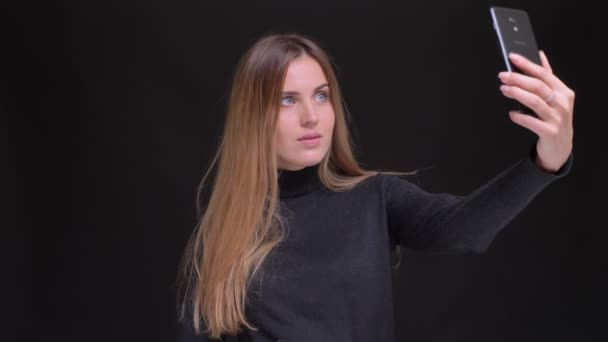 Portret Młodego Kaukaski Długowłosa Blond Dziewczyna Robienia Zdjęć Selfie Korzystanie — Wideo stockowe