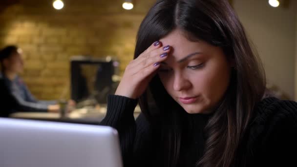 Nahaufnahme einer erwachsenen kaukasischen brünetten Geschäftsfrau, die bei der Arbeit am Laptop genervt und frustriert wird — Stockvideo