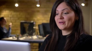 Belgili tanımlık laptop ve başarı nedeniyle heyecan almak yazarak yetişkin beyaz başarılı iş kadını closeup portresi