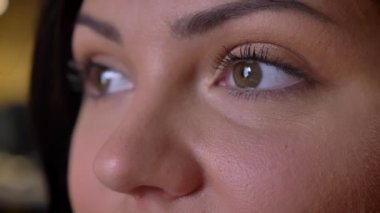 Aşırı makro closeup yetişkin beyaz kadın yüzü kahverengi gözlü dört gözle ve daha sonra fotoğraf makinesi